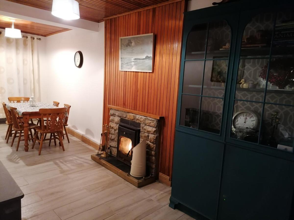 Ferguson'S Traditional Townhouse Dunkineely Exterior foto